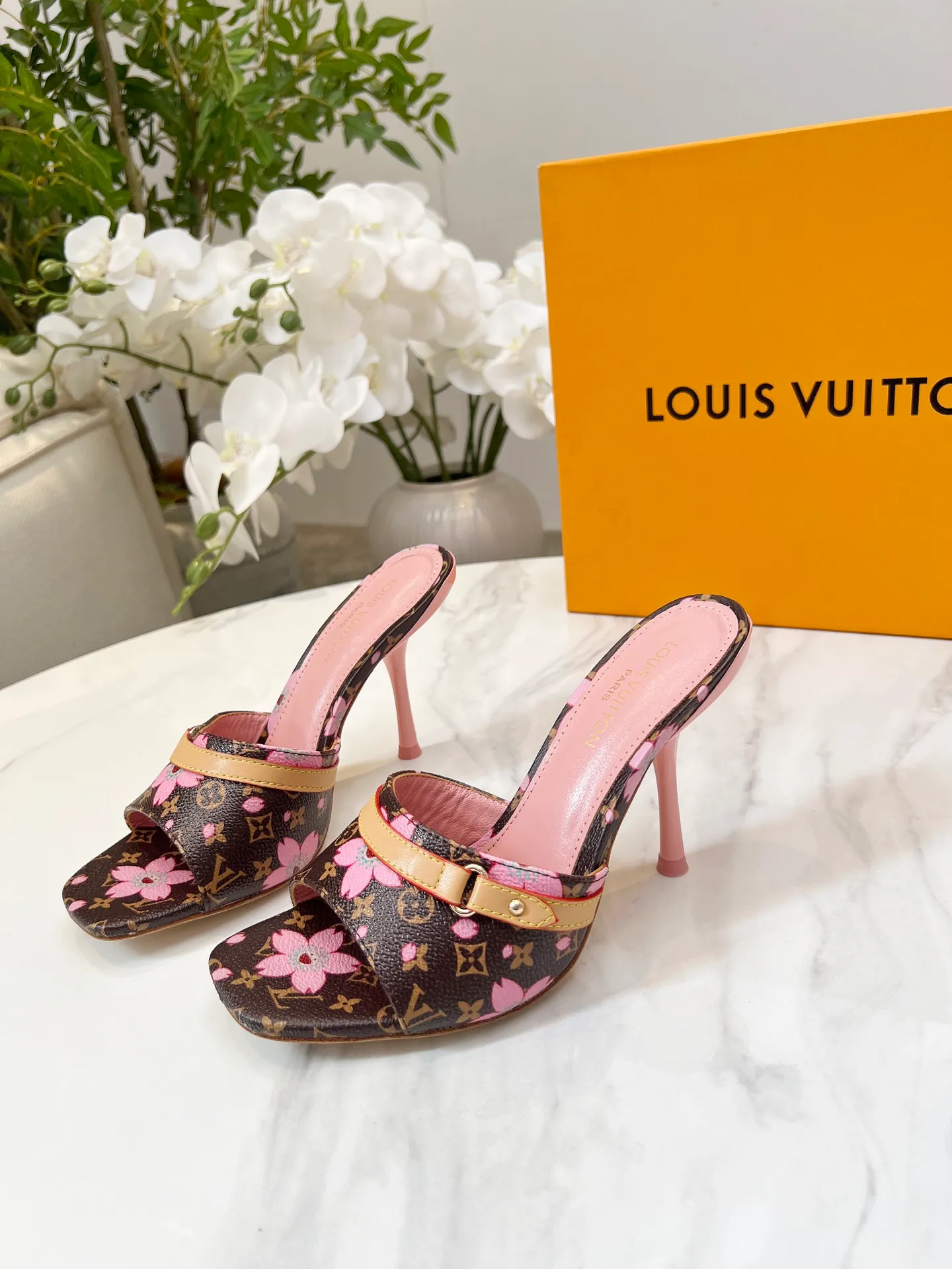 👟👟Ex-factory price 440👟👟 LV new denim kitten heel slippers 2025 summer must-have for goddesses, original replica, super comfortable on the feet. Show off the queen's temperament, the heel height is 9.5CM, which shows your temperament without being tiring. Leather outsole. Standard code: 35-42 (41 and 42 codes are customized, non-returnable and non-exchangeable)
